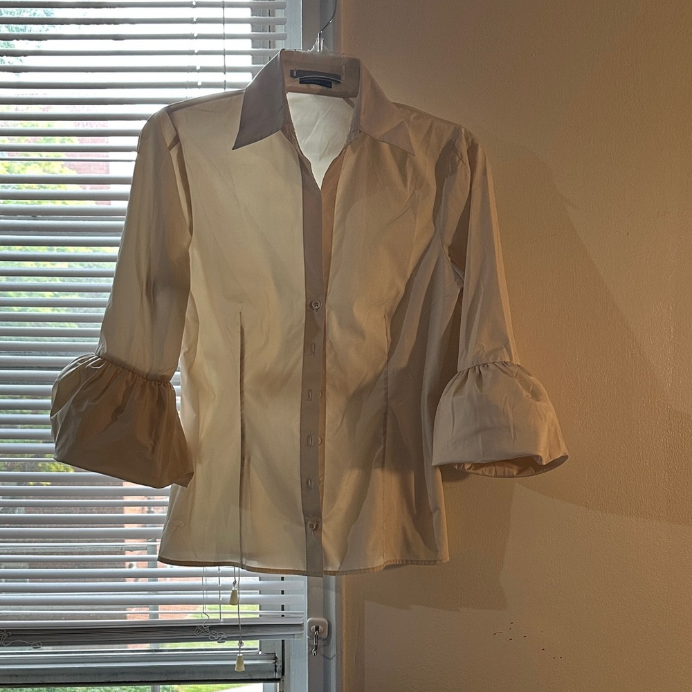 Bcbg poplin blouse with lantern 3/4 sleeves and scrunched back. XS